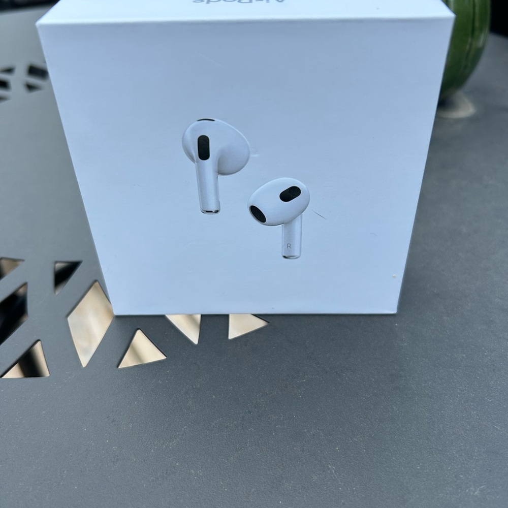 Apple wireless earbuds.(I think these are knockoffs)